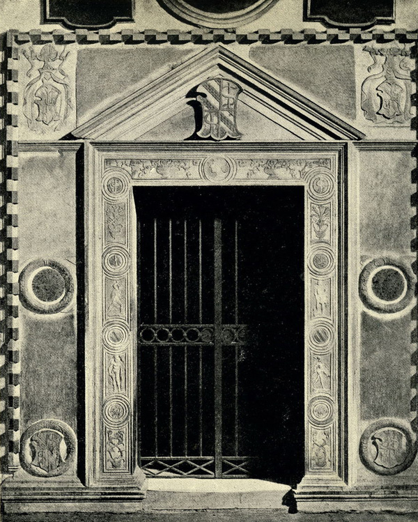 Римини. Портал часовни Прекрасной Девы. Двери и порталы в итальянской архитектуре