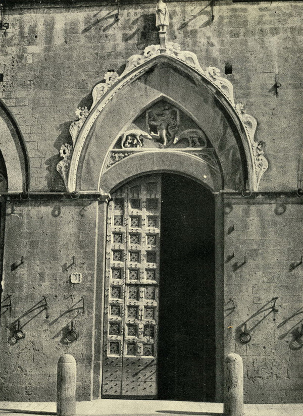 Сиена. Главный вход Палаццо Публико. Двери и порталы в итальянской архитектуре