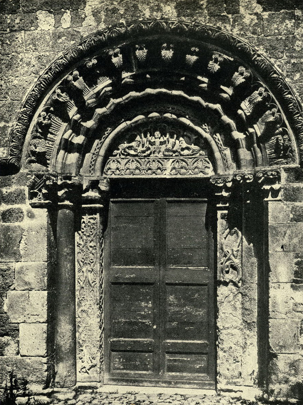 Тосканелла. Дверь бокового нефа церкви Санта Мария Маджоре. Двери и порталы в итальянской архитектуре