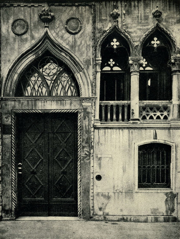 Венеция. Дверной проем на Кампо Сан Анджело. Двери и порталы в итальянской архитектуре