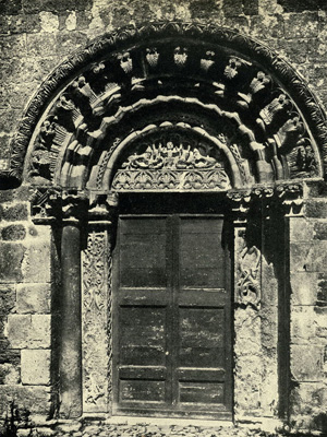 Тосканелла. Дверь бокового нефа церкви Санта Мария Маджоре